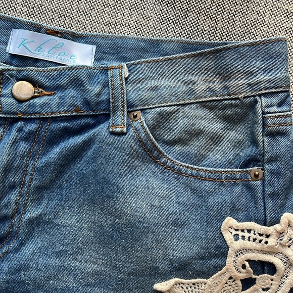 🩵 Vintage High Wasted Denim Shorts with Lace detailing , Size Large - Picture 13 of 17